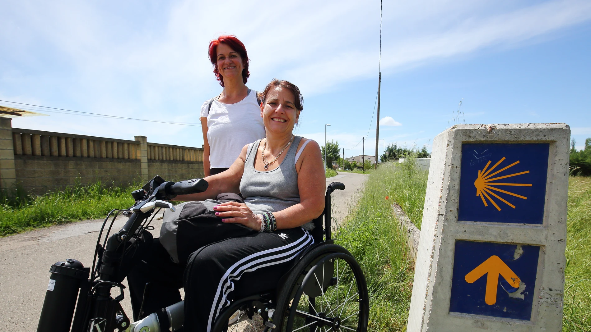 La peregrina Sabrina Tosolino, realiza el Camino de Santiago en silla de ruedas junto a su acompañante Alcidia Ana Molinari, a su paso por Ponferrada