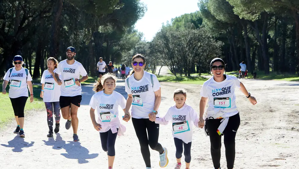 Participantes de la primera Carrera Solidaria de la Fundación CRIS contra el cáncer este sábado por la mañana en Las Rozas (Madrid)
