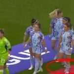 Mariona Caldentey pisa la bandera de España