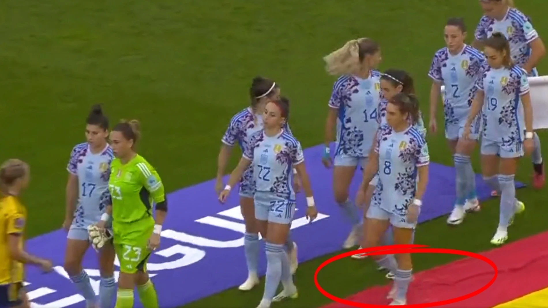 Mariona Caldentey pisa la bandera de España