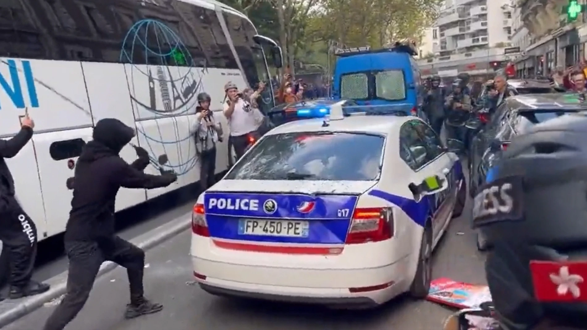 Manifestante ataca en París a la policía