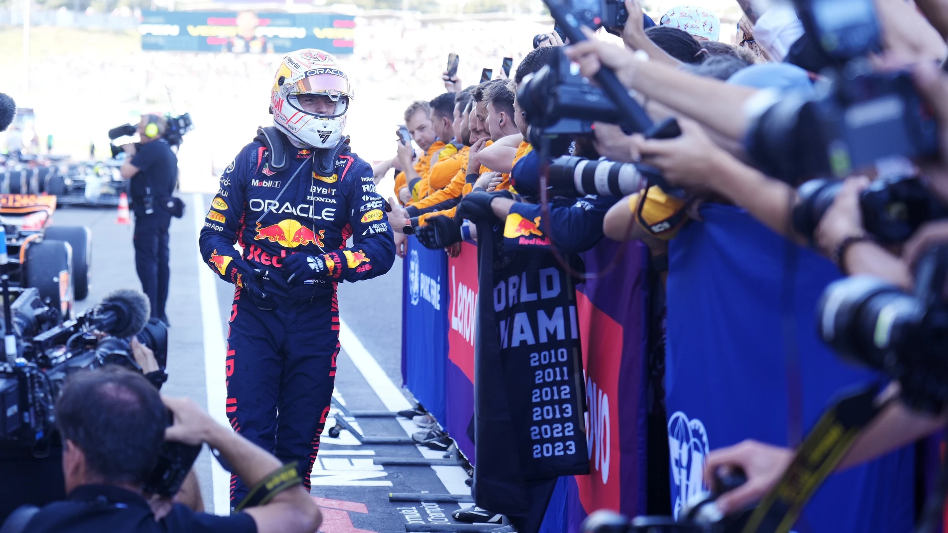 Max Verstappen se dirige al podio de Suzuka