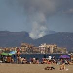 Tres medios aéreos tratan de extinguir un incendio en una zona forestal de Puçol