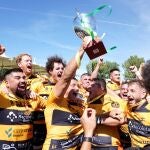 Los jugadores del Recoletas Burgos celebran el título