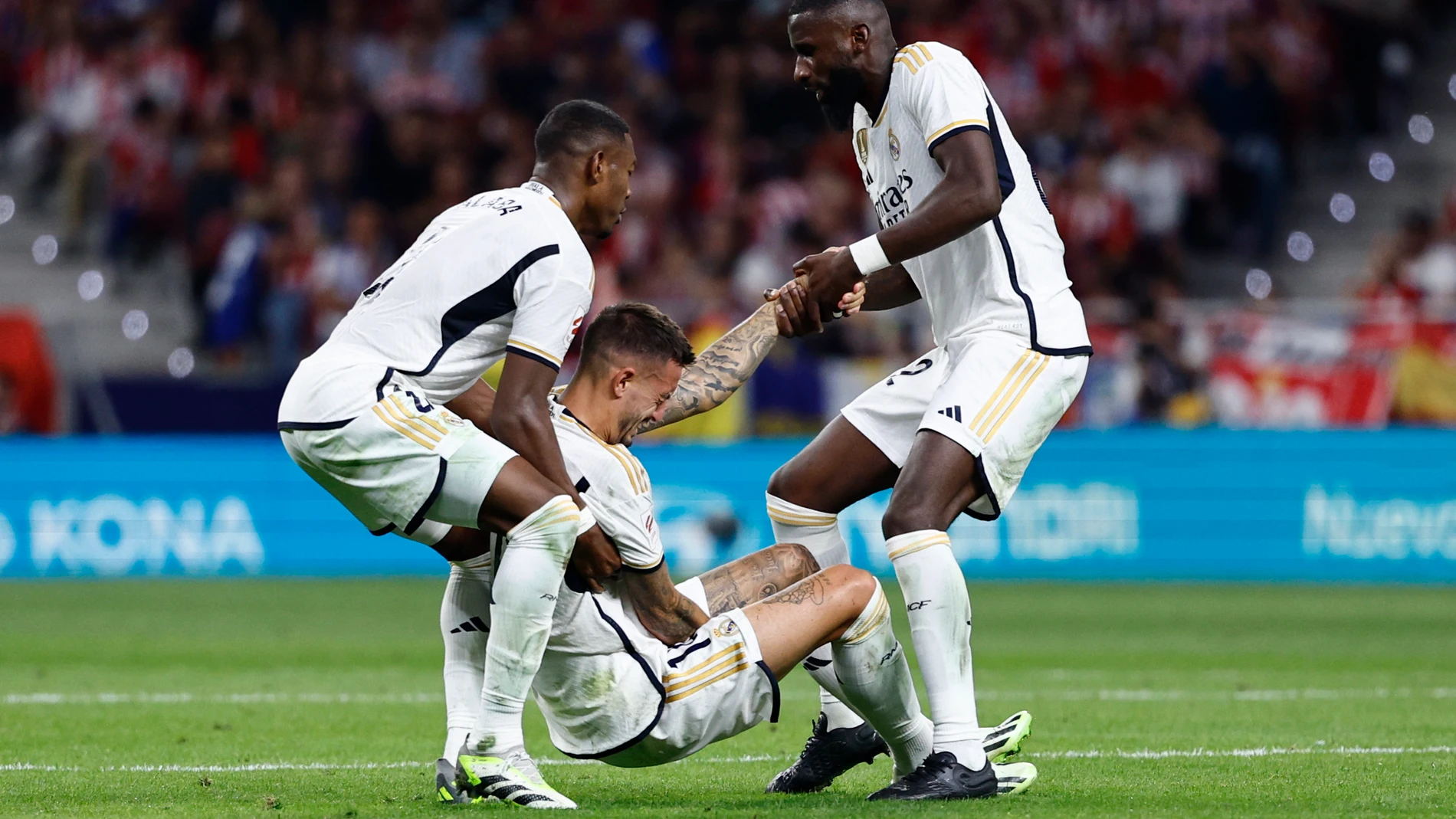 MADRID, 24/09/2023.- El delantero del Real Madrid Joselu (c) es ayudado a levantarse por sus compañeros David Alaba (i) y Antonio Rüdiger durante el partido de la sexta jornada de LaLiga que disputan ambos clubes este domingo en el estadio Cívitas Metropolitano. EFE/ Rodrigo Jimenez