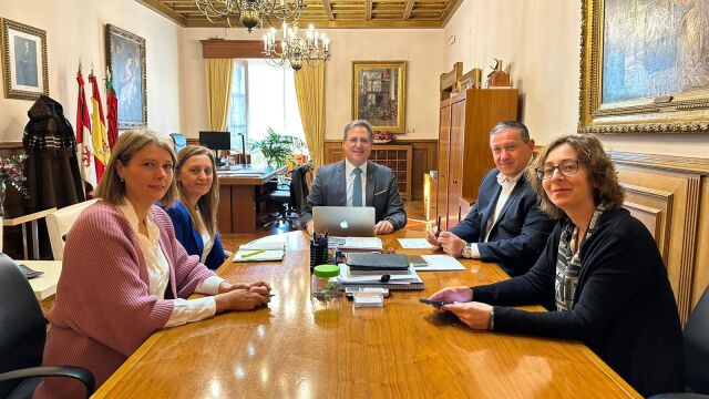 El presidente de la Diputación de Zamora, Javier Faúndez Domínguez, y la vicepresidenta tercera y diputada de Política Social, Familia e Igualdad, Amaranta Ratón Fresno, reciben a la Junta Directiva del Colegio de Farmacéuticos