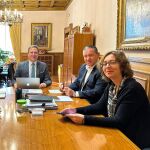 El presidente de la Diputación de Zamora, Javier Faúndez Domínguez, y la vicepresidenta tercera y diputada de Política Social, Familia e Igualdad, Amaranta Ratón Fresno, reciben a la Junta Directiva del Colegio de Farmacéuticos
