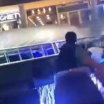 Escenario cae sobre bailarines en un concurso en Bogotá 