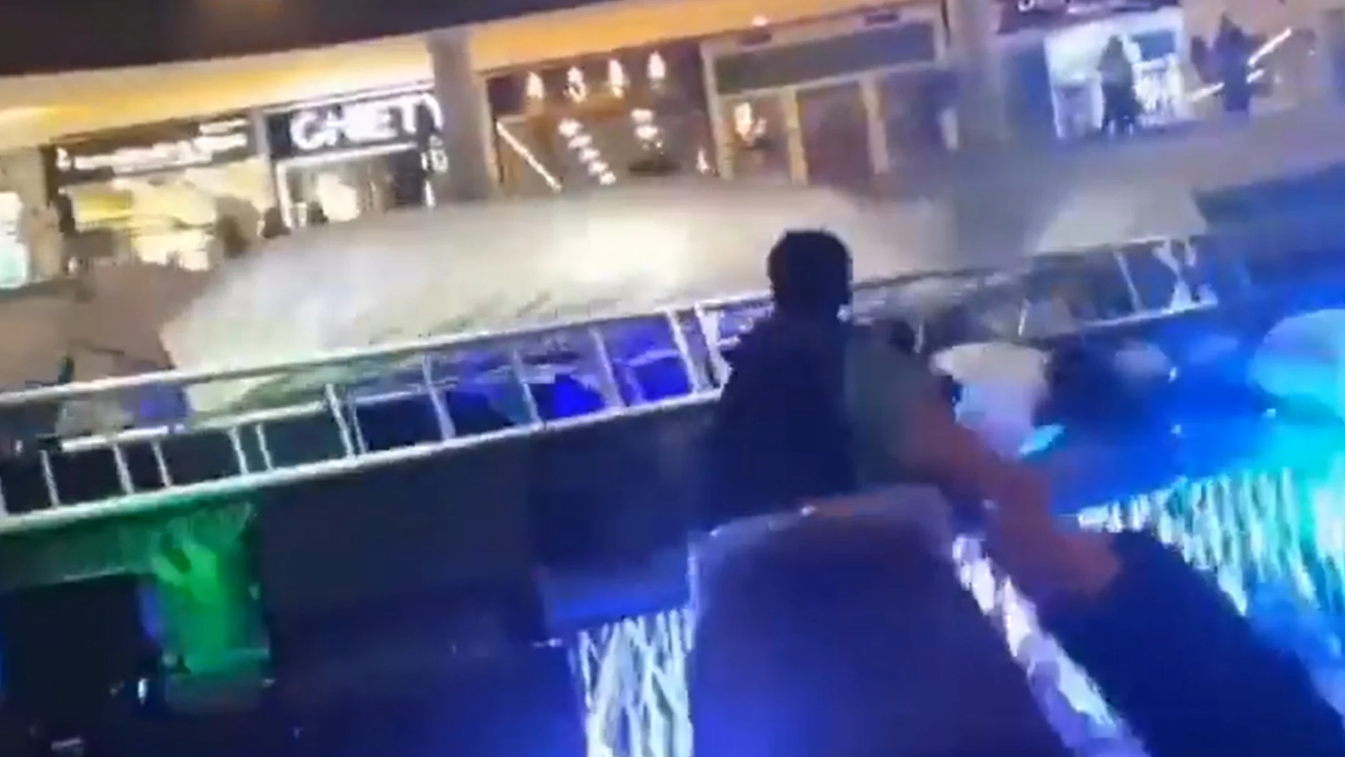 Escenario cae sobre bailarines en un concurso en Bogotá