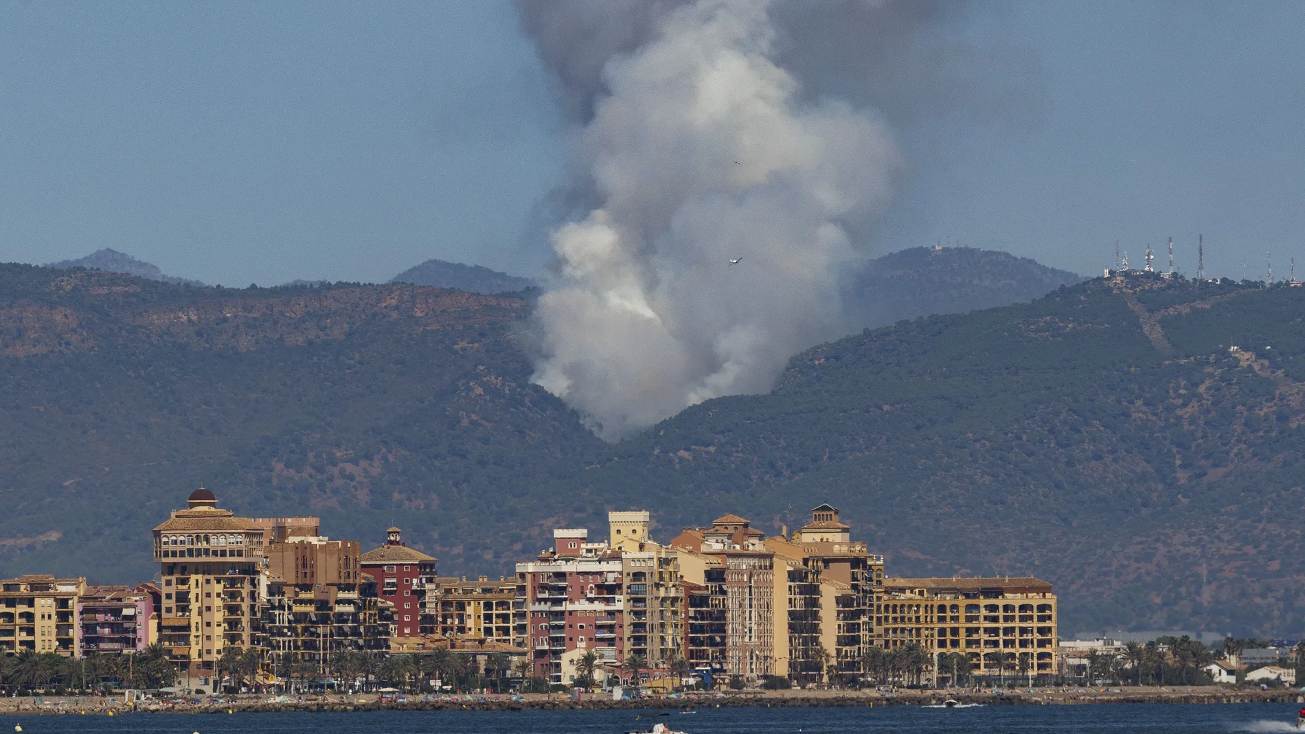 Continúan trabajando en el incendio forestal de Sagunto que sigue estabilizado