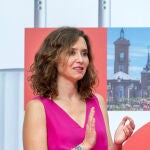 Ayuso con falda de piel.