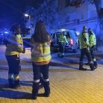 Efectivos del SAMUR en el edificio en el barrio madrileño de Villaverde donde vivía Miguela, una mujer española de 30 años, última víctima de violencia de género confirmada en España, asesinada a cuchilladas por su expareja la madrugada del sábado al domingo