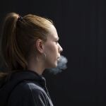 Joven fumando