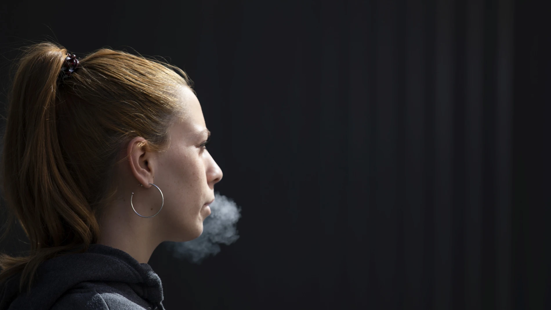 Joven fumando