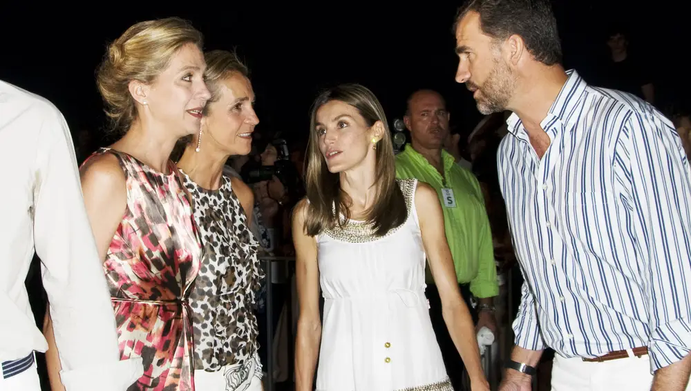 Felipe y Letizia con las infantas Elena y Cristina