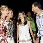 Felipe y Letizia con las infantas Elena y Cristina 