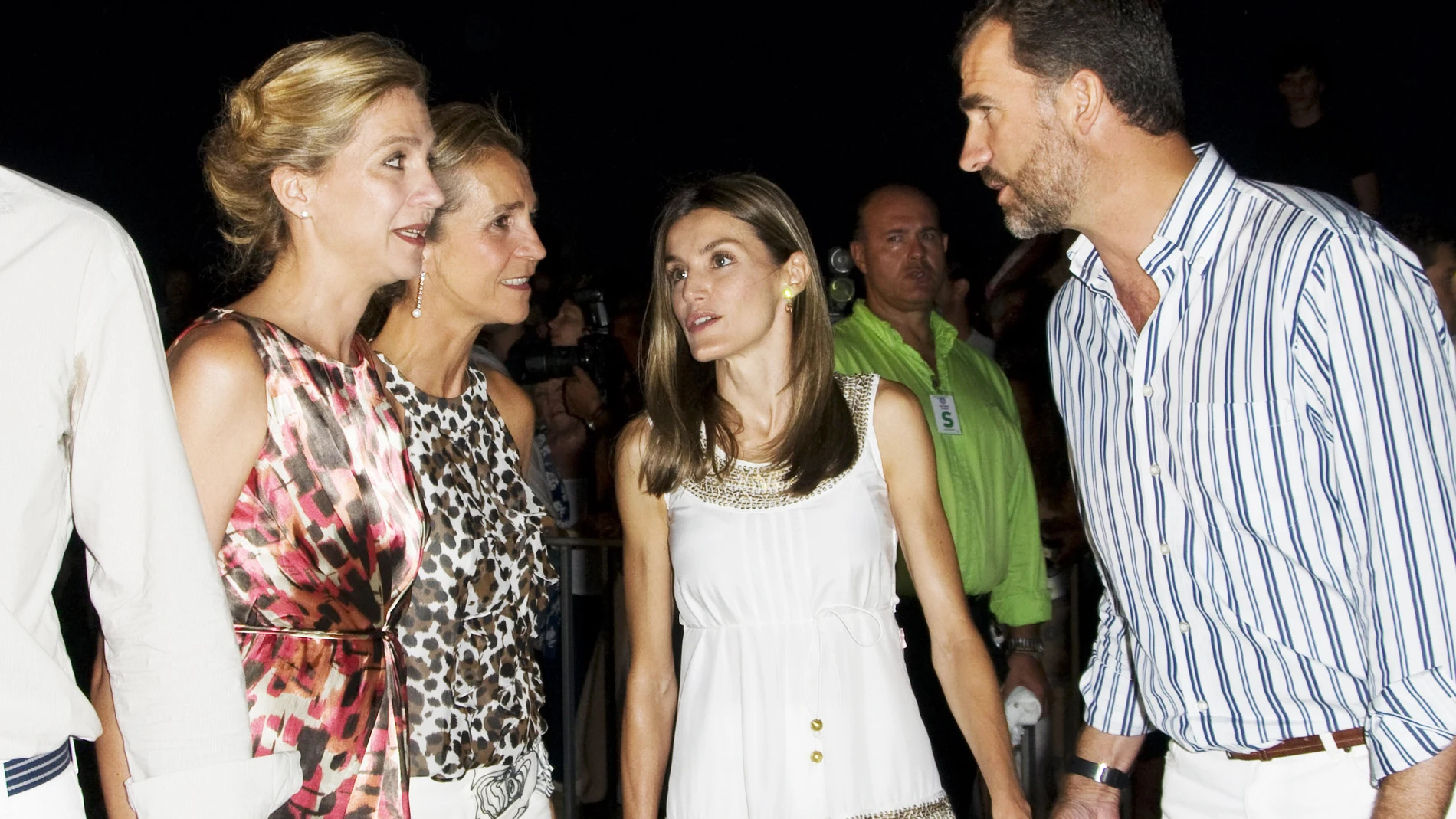 Felipe y Letizia con las infantas Elena y Cristina