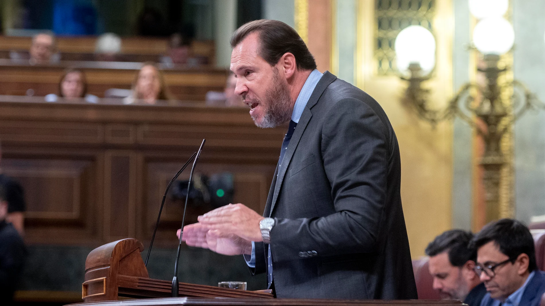 El diputado electo y secretario general del PSOE de Valladolid, Óscar Puente, interviene durante la primera sesión del debate de investidura del líder del PP, en el Congreso de los Diputados, a 26 de septiembre de 2023, en Madrid (España). El presidente del PP, Alberto Núñez Feijóo, se somete hoy a su debate de investidura en el Congreso, el primero en el que se escucharán discursos en lenguas cooficiales y se podrán usar pinganillos para recibir la traducción simultánea. Su candidatura se vo...