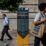 Monolito de homenaje al 15M de la plaza del Ayuntamiento