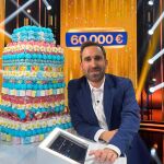Aitor Albizua, presentador de 'El Comodín', celebra el primer aniversario del concurso