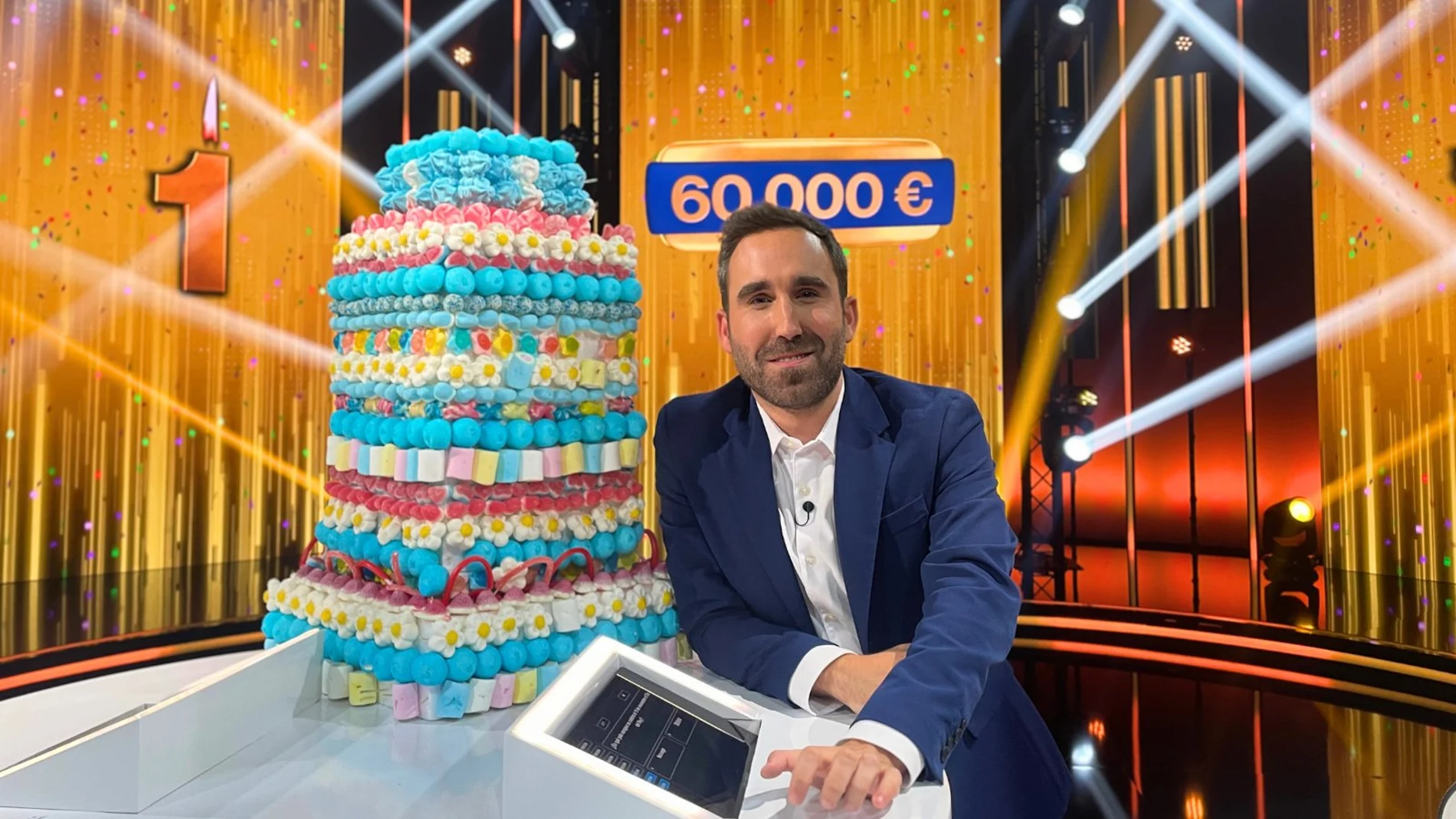Aitor Albizua, presentador de 'El Comodín', celebra el primer aniversario del concurso