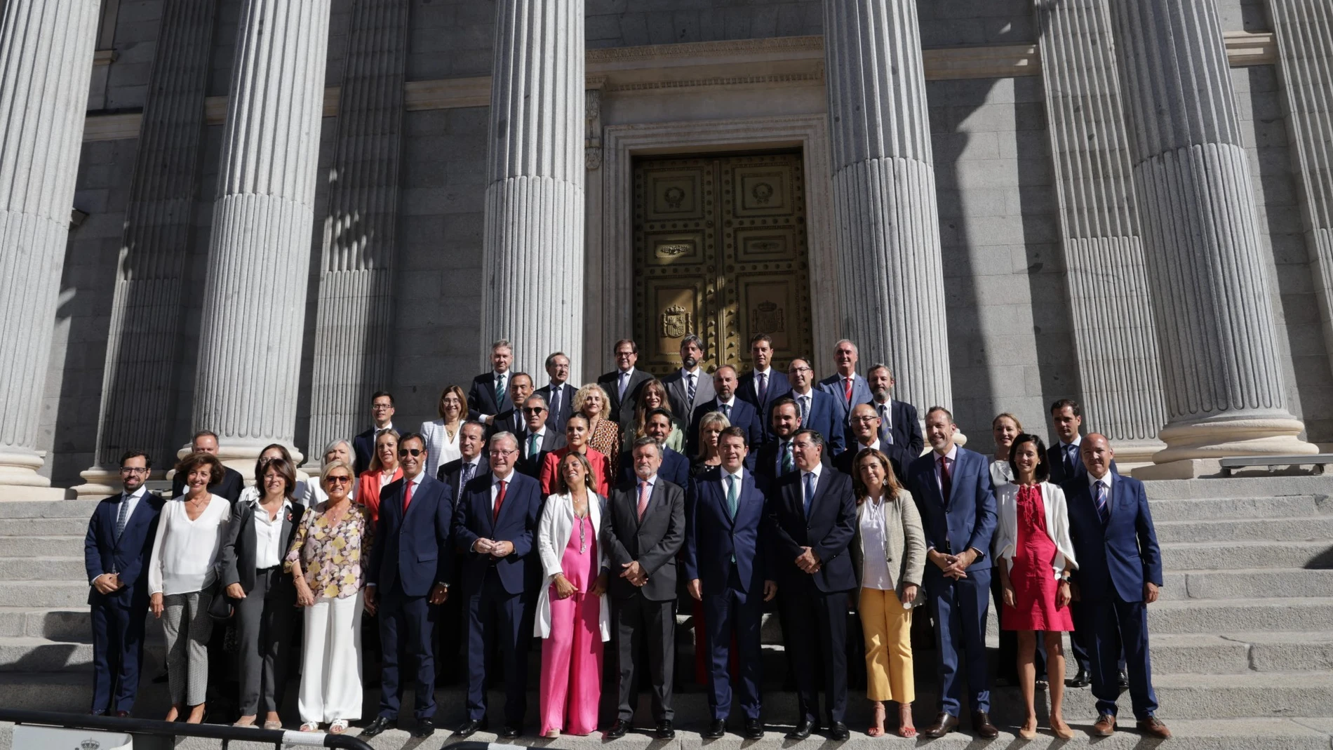 Foto de familia de Mañueco y los miembros del PP de Castilla y León a las puertas del Congreso de los Diputados
