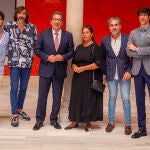El presidente de la Fundación Cajasol, Antonio Pulido (3i) acompañado por el coordinador artístico del ciclo, Manuel Lombo (d) y los artistas Pedro el Granaíno (2d) y Aurora Vargas (3d) han presentado el nuevo cartel de los Jueves Flamencos 2023 en Sevilla, (Andalucía, España). Los Jueves Flamencos lleva más de dos décadas celebrándose con el patrocinio de la Fundación Cajasol