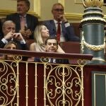 Los presidentes de Galicia, Alfonso Rueda (i), y de Andalucía, Juanma Moreno (d), entre otros, asisten a la primera sesión del debate de investidura del presidente del PP, Alberto Núñez Feijóo