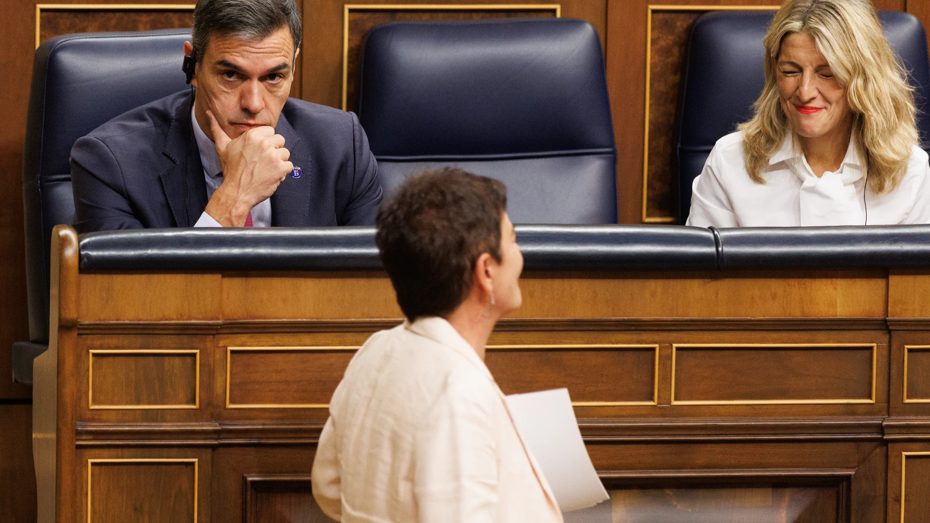 (I-D) El presidente del Gobierno en funciones, Pedro Sánchez; la portavoz de EH Bildu en el Congreso de los Diputados, Mertxe Aizpurua, y la vicepresidenta segunda y ministra de Trabajo y Economía Social en funciones, Yolanda Díaz, conversan durante el pleno de investidura del líder del Partido Popular, en el Congreso de los Diputados, a 27 de septiembre de 2023, en Madrid (España). El presidente del PP y candidato al Gobierno se sometió ayer, 26 de septiembre, a la primera sesión de su debat...