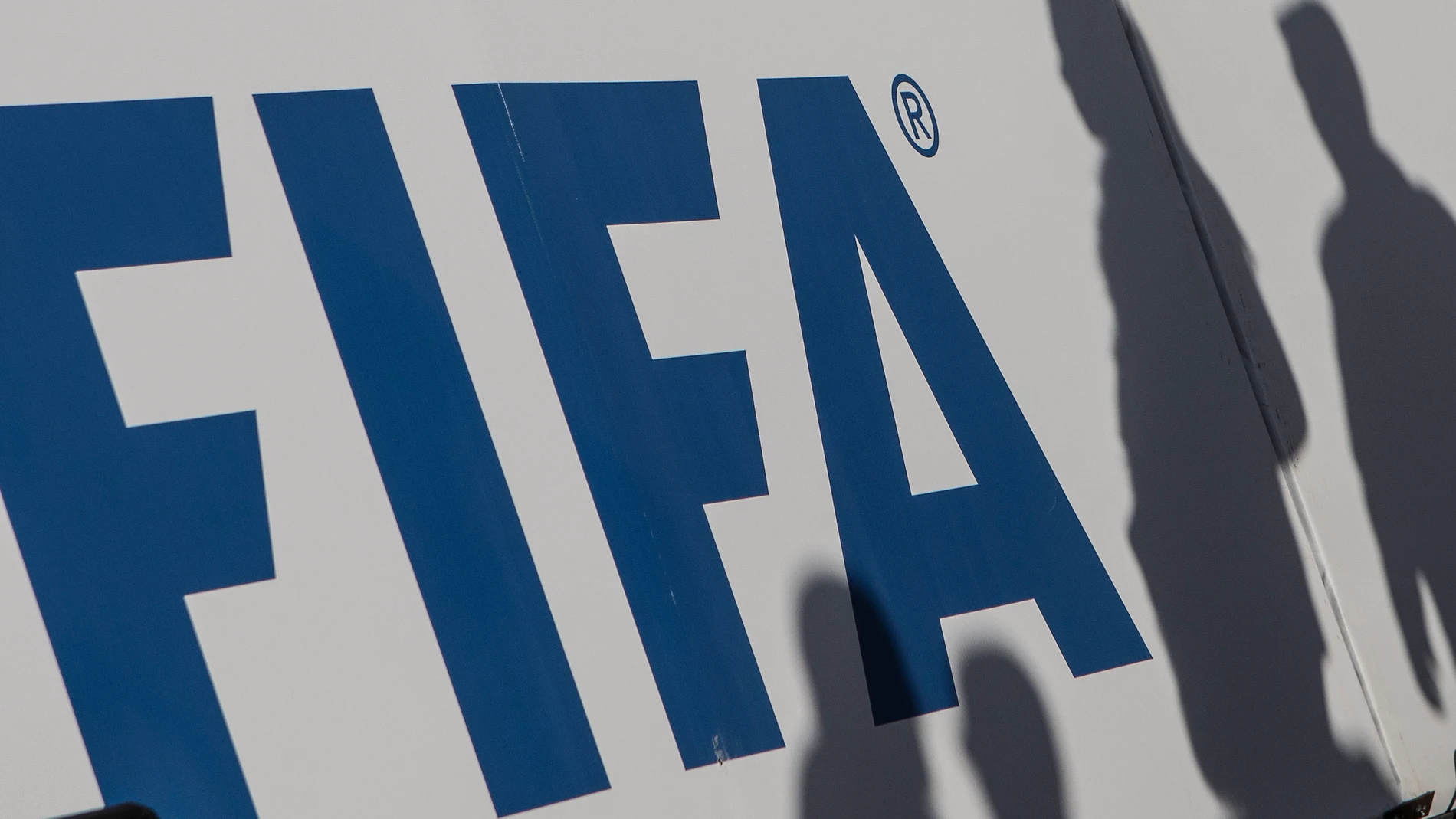 FILED - 06 January 2020, Egypt, Giza: The shadows of spectators can be seen on a FIFA banner. Photo: Omar Zoheiry/dpa (Foto de ARCHIVO) 06/01/2020 ONLY FOR USE IN SPAIN