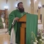 El sacerdote detenido durante una eucaristía