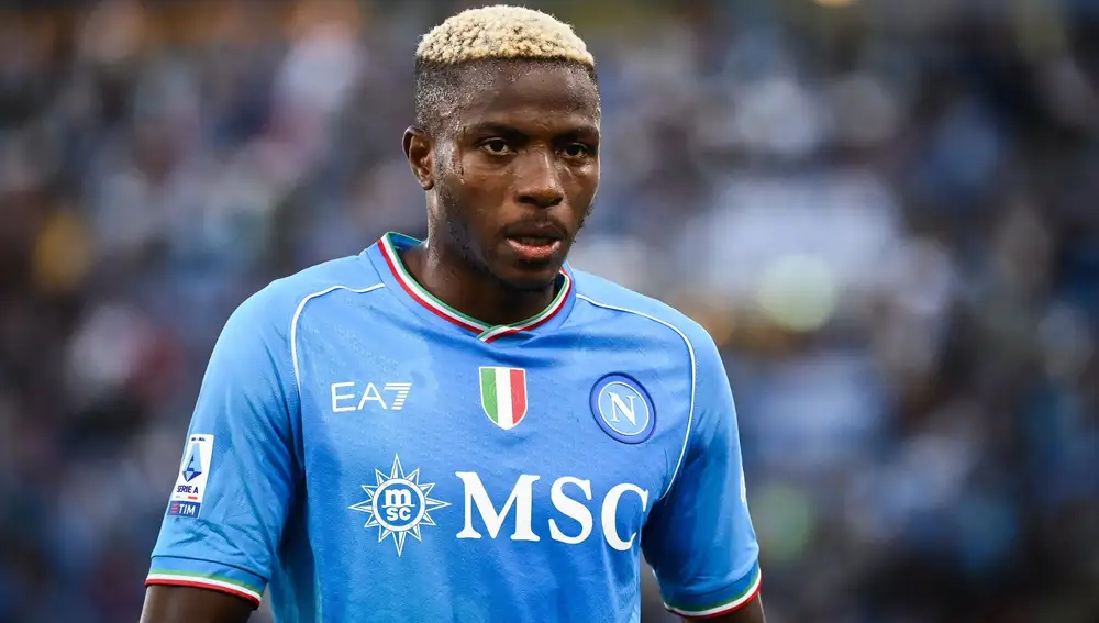 Victor Osimhen vistiendo la camiseta del Nápoles