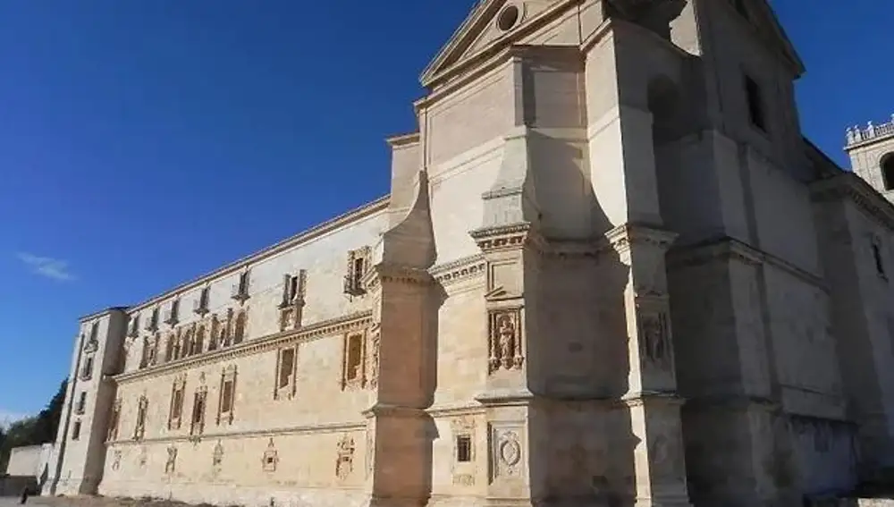 Fachada plateresca del monasterio