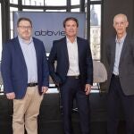 El doctor Manuel Barreiro, Felipe Pastrana y el doctor Julián Panés, durante la presentación del primer inhibidor selectivo contra la enfermedad de Crohn