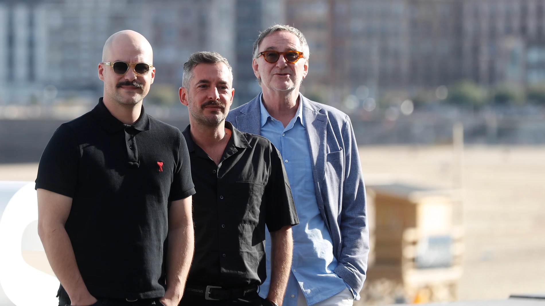 GRAFCAV4034. SAN SEBASTIÁN (ESPAÑA), 27/09/2023.- El realizador Xavier Legrand (c), posa este miércoles junto a los actores, Marc-André Grondin (i), y Yves Jacques (d), durante la presentación de la película "Le successeur", en el 71 Festival Internacional de Cine de San Sebastián. EFE/ Juan Herrero.