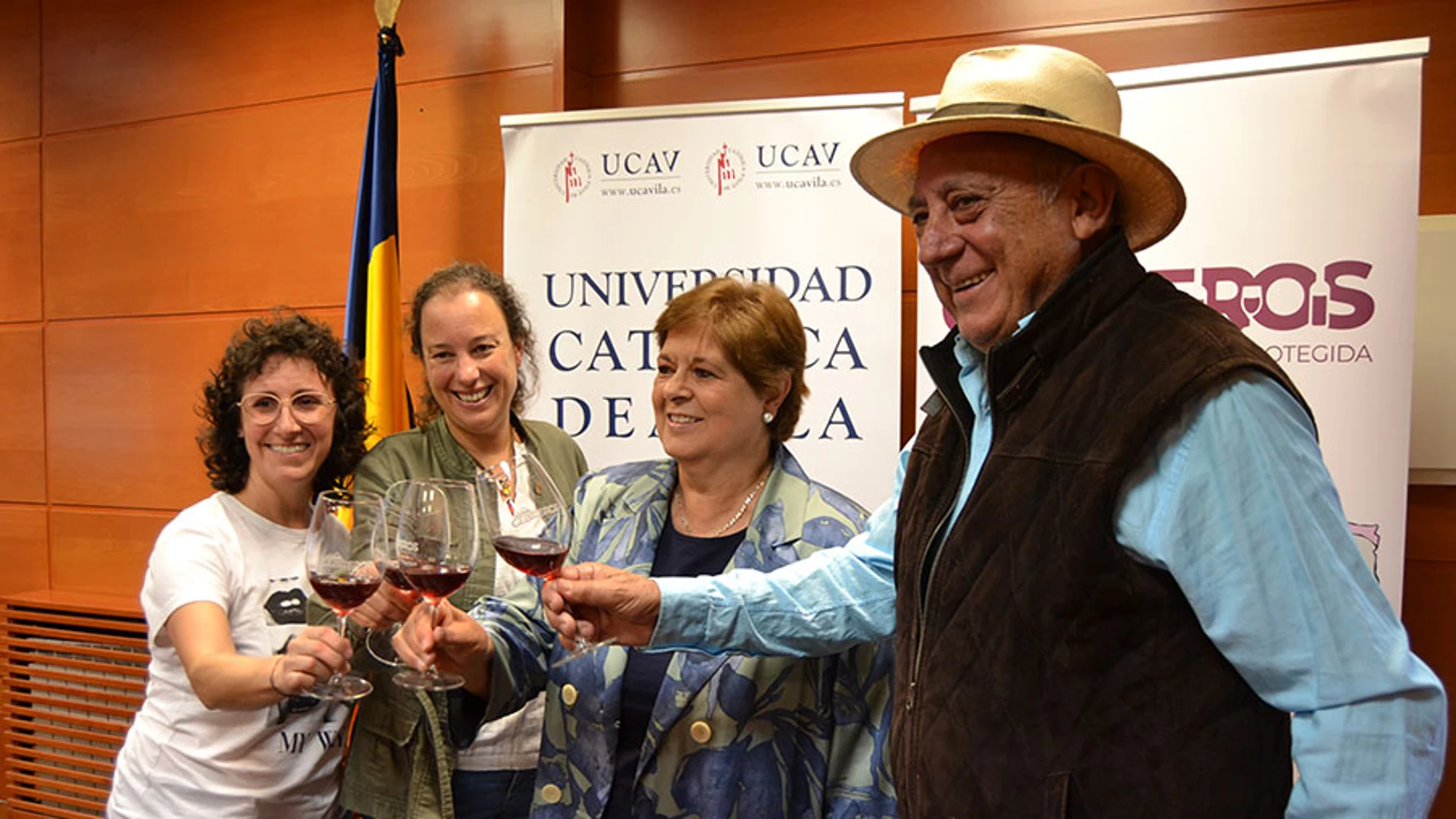 Firma del convenio entre la UCAV y la Asociación Vinos de Cebreros