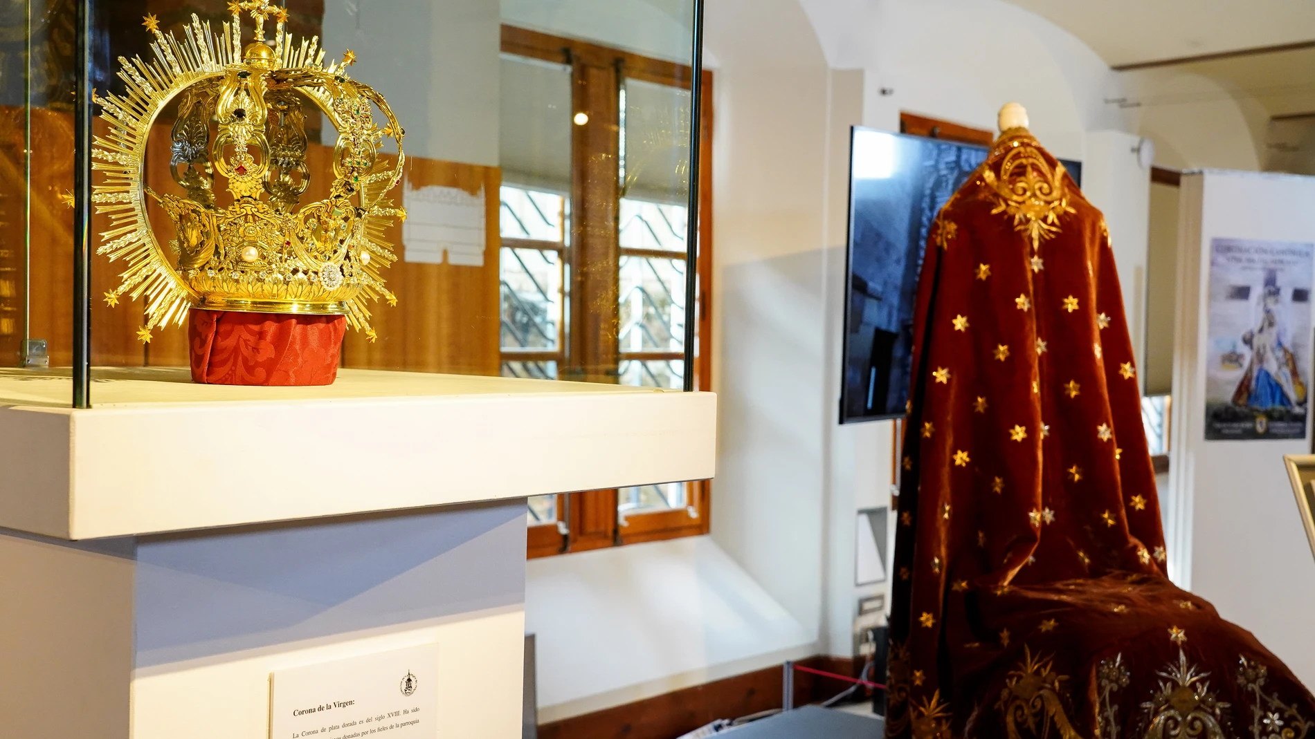 El Museo Casa Botines Gaudí de León expone las joyas de la Virgen del Mercado