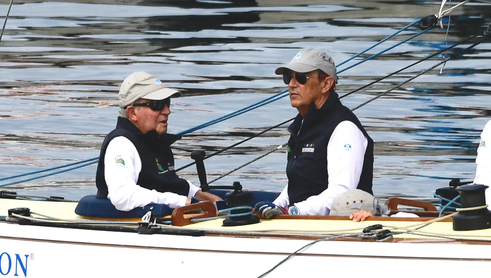 El Rey Juan Carlos y Pedro Campos embarcados en 'El Bribón', a 27 de septiembre de 2023, en Sanxenxo (España).