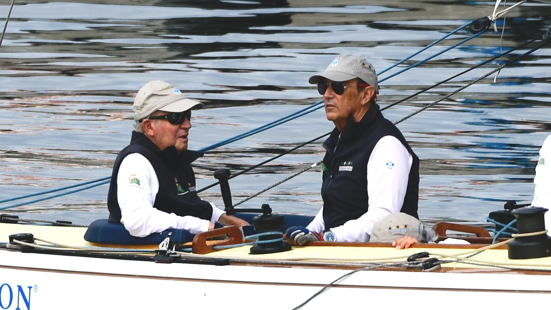 El Rey Juan Carlos y Pedro Campos embarcados en 'El Bribón', a 27 de septiembre de 2023, en Sanxenxo (España).