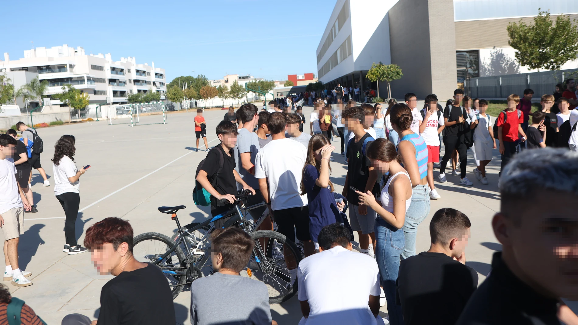 Alumnos del Instituto de Educación Secundaria (IES) Elena García Armada de Jerez de la Frontera (Cádiz) donde un menor ha herido a profesores y alumnos con un arma blanca a 28 de septiembre del 2023 en Jérez (Cádiz, Andalucía, España). Detenido un menor tras agredir con arma blanca a tres profesores y dos alumnos en un instituto de Jerez (Cádiz). Un menor ha sido detenido a primera hora de la mañana de este jueves acusado de herir a tres profesores y dos niños con un arma blanca en una agresi...
