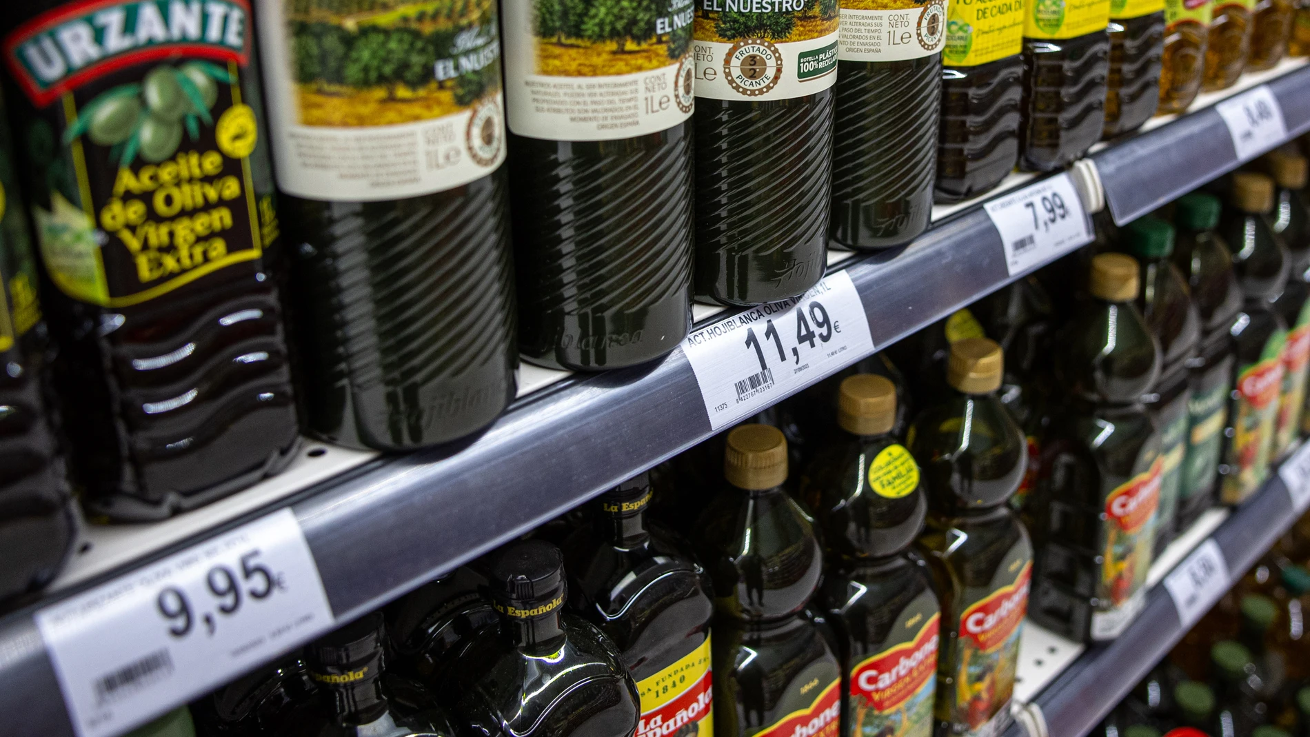 MADRID, 28/09/2023.- Vista del precio del aceite de oliva en un mercado de Madrid este jueves. Los precios de consumo subieron en España un 3,5 % en tasa anual en septiembre, nueve décimas más que en agosto cuando el alza fue del 2,6 %, debido al encarecimiento de la electricidad y los carburantes. EFE/ Daniel González