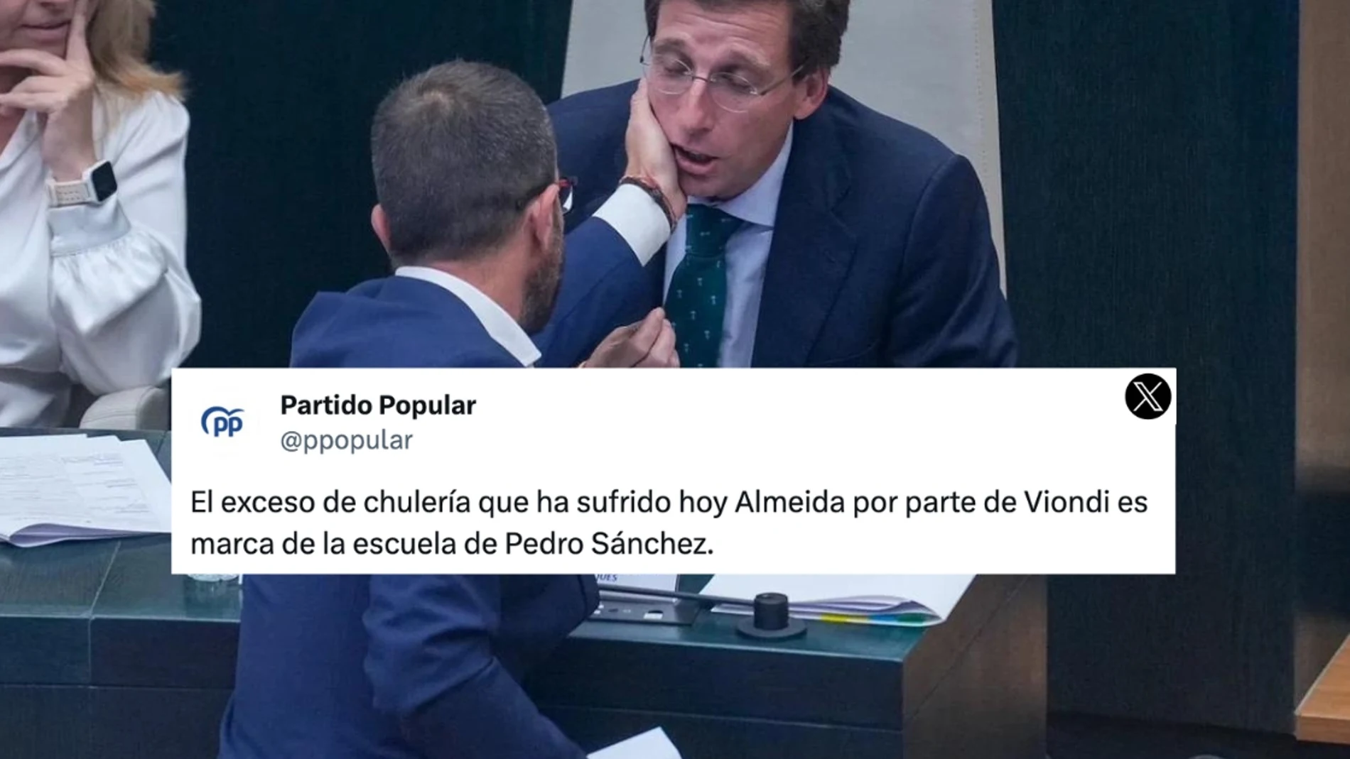 Momento en el que el concejal socialista le da dos palmadas en la cara a Almeida
