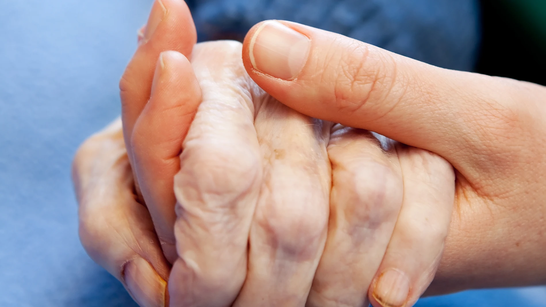 Manos de anciano en residencia