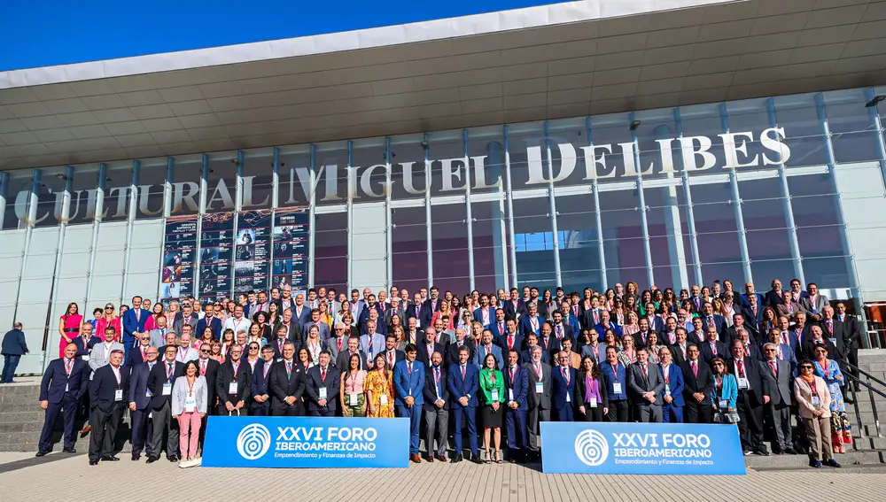 Foto de familia de los participanes en el XXVI Foro Iberoamericano de Sistemas de Garantía en Valladolid