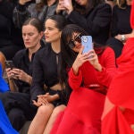 Rosalía y Kylie Jenner en el front row de Acne Studios.