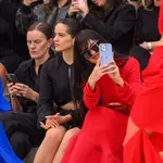 Rosalía y Kylie Jenner en el front row de Acne Studios.