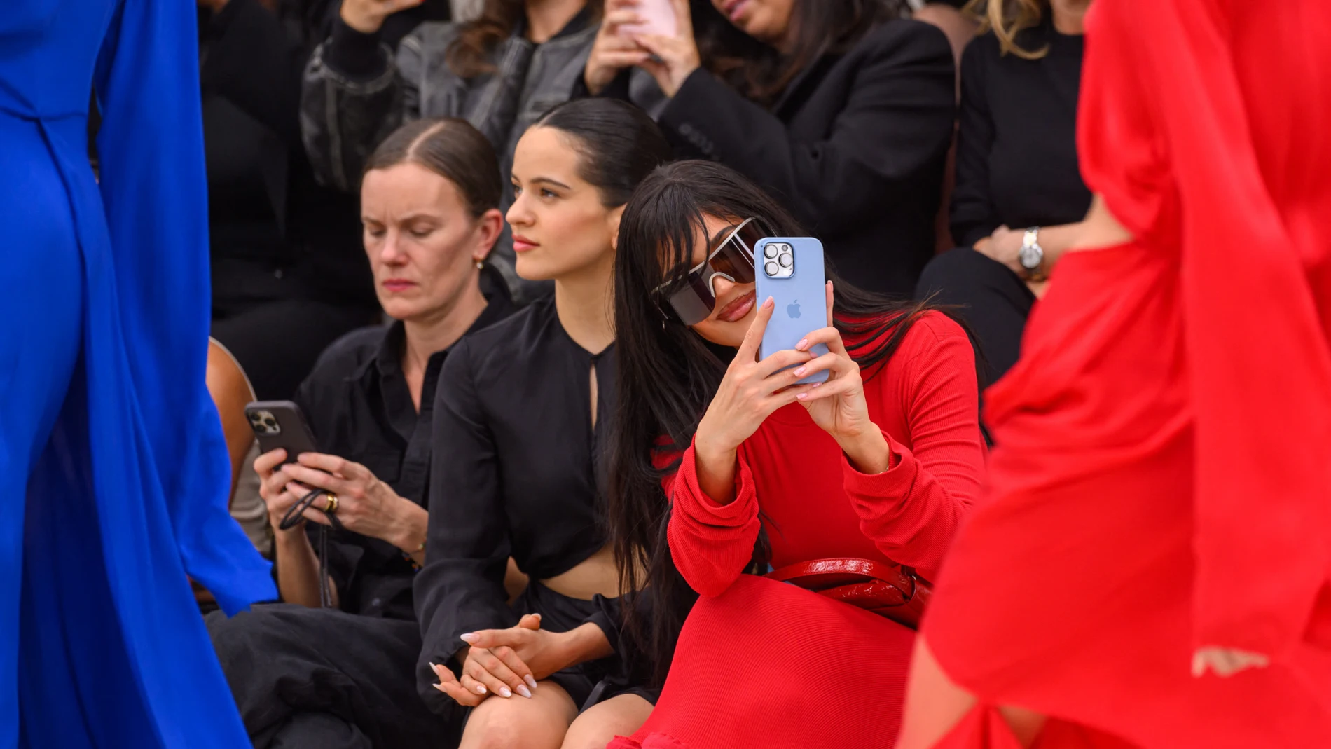 Rosalía y Kylie Jenner en el front row de Acne Studios.