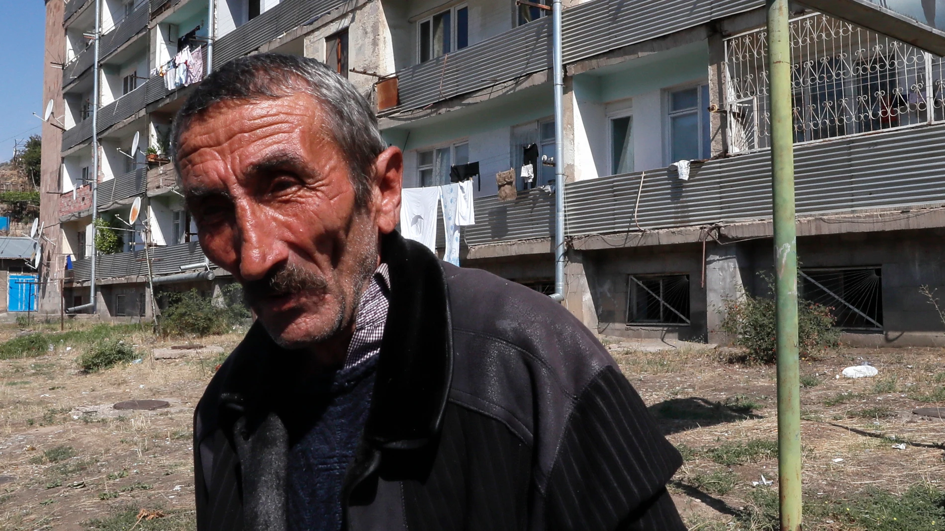Vayk (Armenia), 28/09/2023.- An ethnic Armenian man fleeing Nagorno-Karabakh region rests after crossing the border with Azerbaijan, in Vayk, Armenia, 28 September 2023. Azerbaijan on 19 September 2023 launched a brief military offensive on the contested region of Nagorno-Karabakh, a breakaway enclave that is home to some 120,000 ethnic Armenians. The Armenian government announced the evacuation of more than 68,000 local residents from Nagorno-Karabakh, following a ceasefire agreed on 20 Sept...
