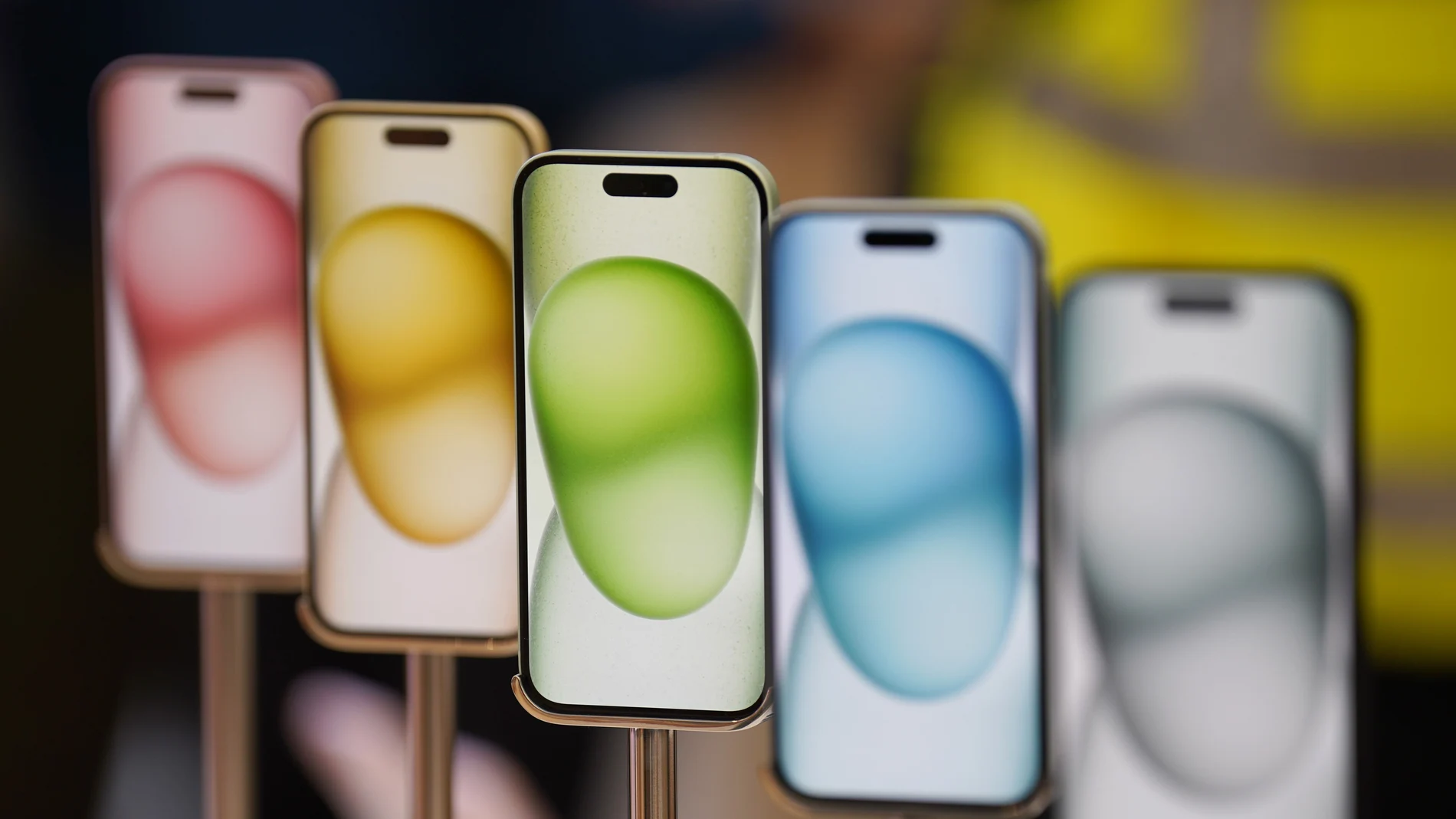 22 September 2023, United Kingdom, London: The new Apple iPhone 15 on display inside the tech giant's flagship store in Regent Street, central London. Photo: Jonathan Brady/PA Wire/dpa 22/09/2023 ONLY FOR USE IN SPAIN