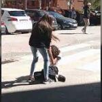 Salvaje agresión a una menor a la salida de su centro escolar en San Blas